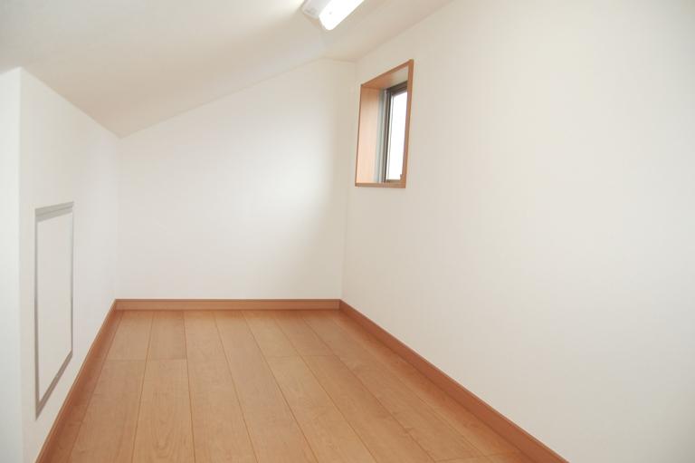 Receipt. Attic storage located about 2.5 Pledge. Wooden floors, The window is also available bright. It is fine for storage capacity.