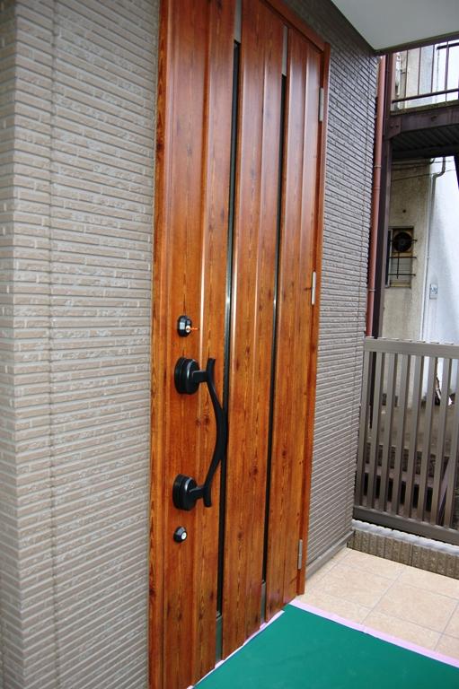 Entrance. It is fireproof entrance door of Wood. Double-lock type.