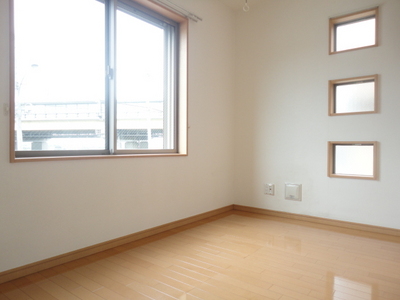 Living and room. There is lighting window per corner room