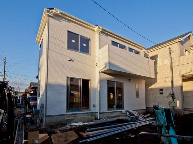 Local photos, including front road. Quiet in the residential area to get away from the park also playing small children was near the city this environment might be for children site (December 2013) Shooting