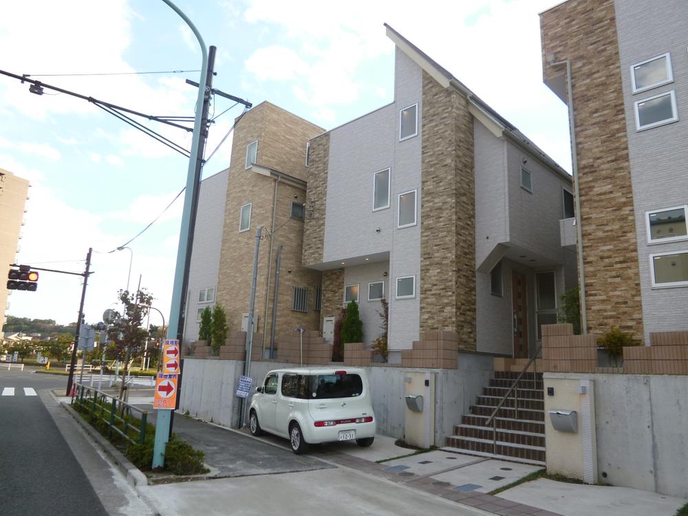 Local appearance photo. Building 2