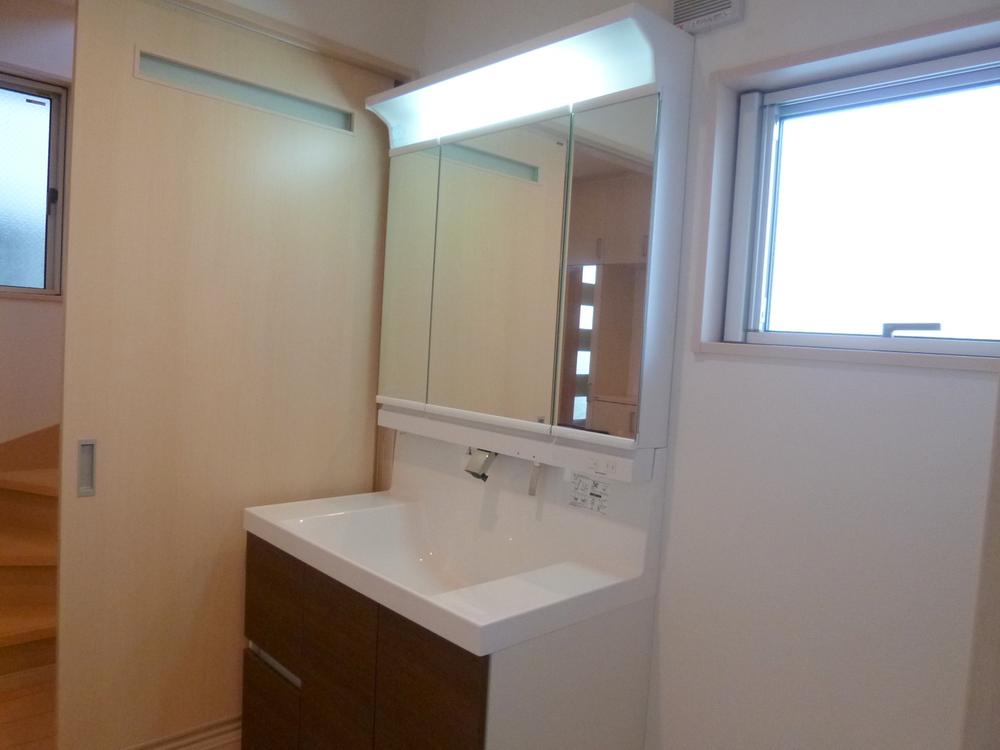 Wash basin, toilet. Building 2