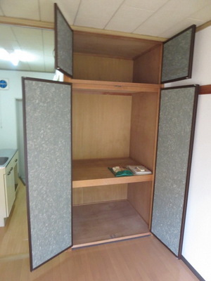 Receipt. Upper closet with storage space is storage capacity