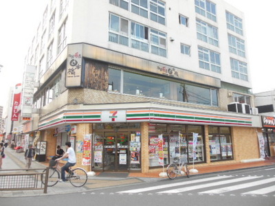 Convenience store. 700m to Seven-Eleven (convenience store)