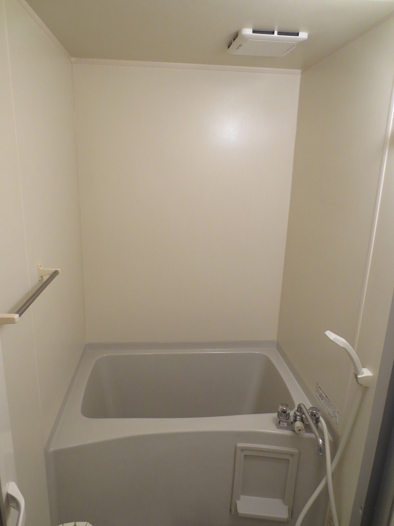 Bath. Spacious bathroom with wash basin independence ☆