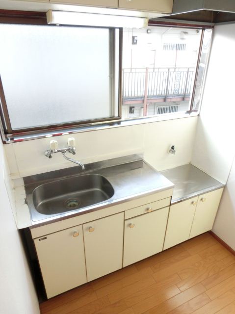 Kitchen.  ☆ Bright kitchen with a window, 2-neck is a gas stove can be installed ☆