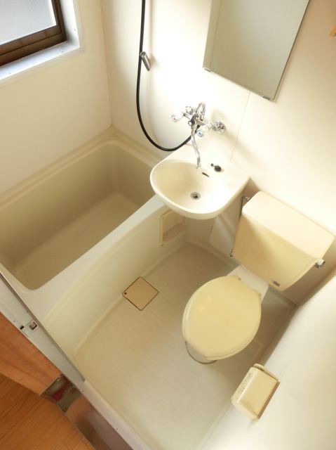 Bath.  ☆ Bright bathroom with a window ☆