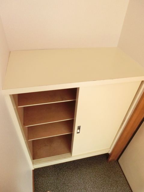 Receipt.  ☆ The entrance has a shoe box, You can clean storage ☆