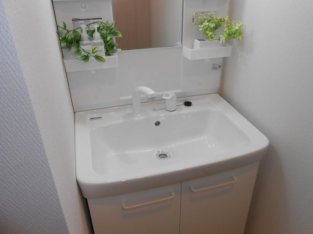 Wash basin, toilet. Indoor (12 May 2013) Shooting