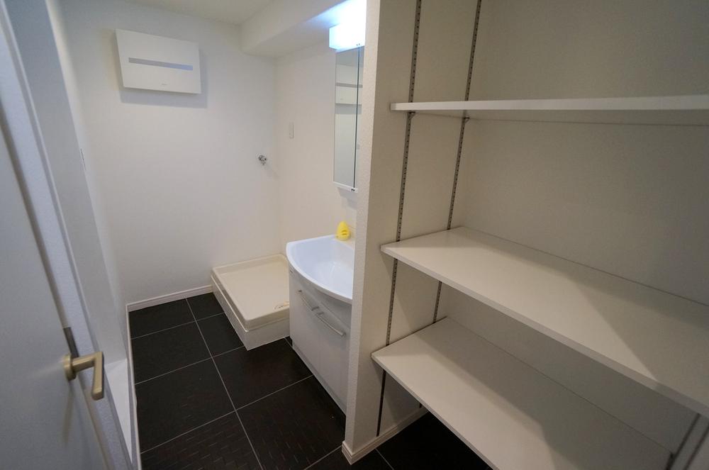 Wash basin, toilet. bathroom