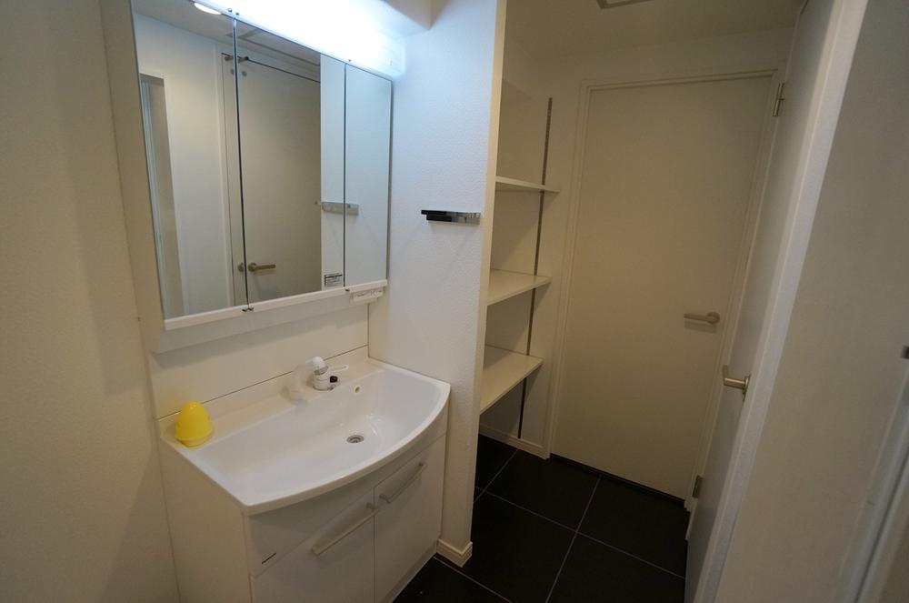 Wash basin, toilet. bathroom