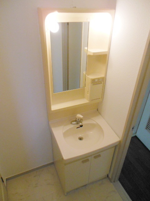 Washroom. Independent wash basin