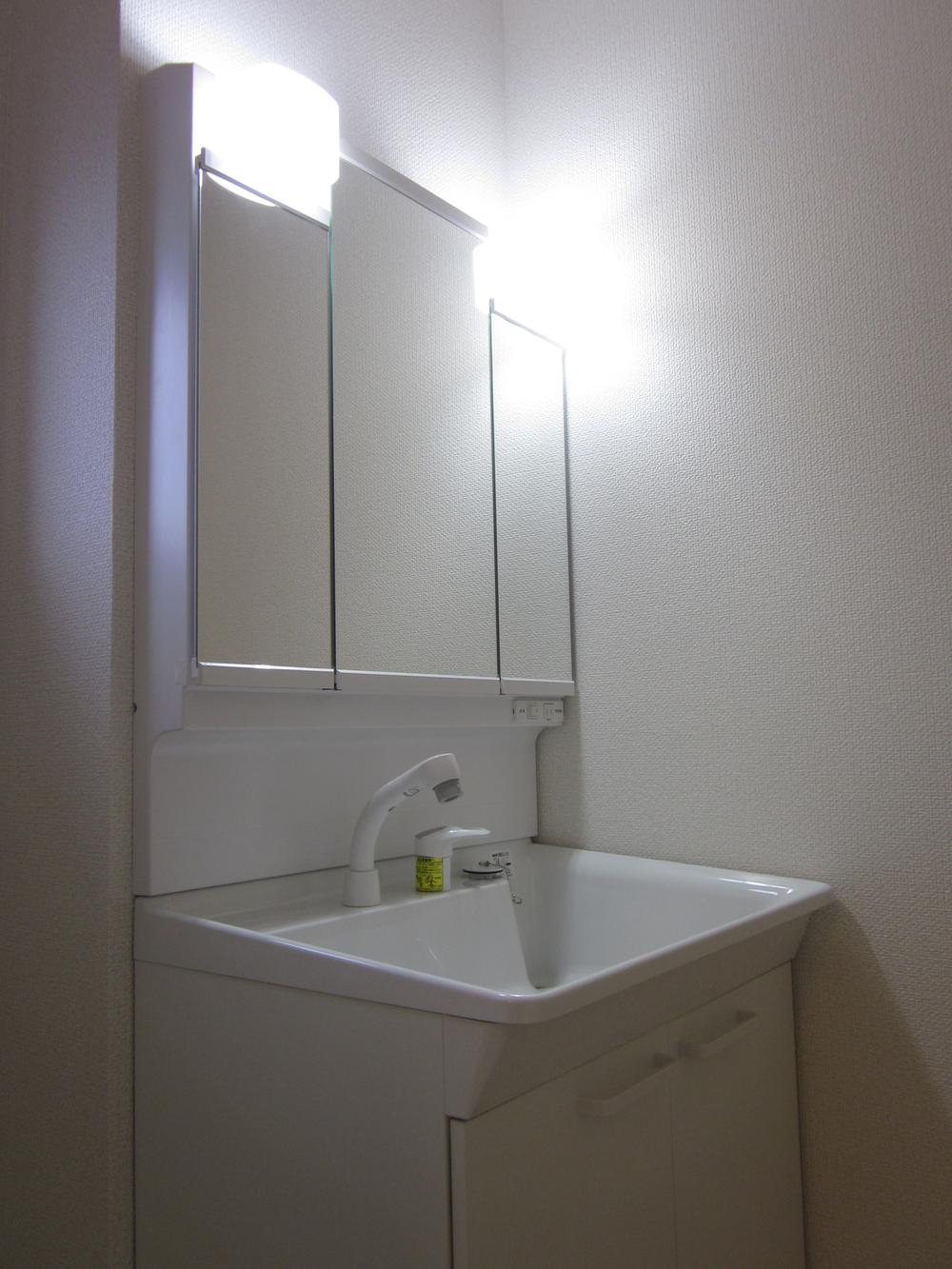 Wash basin, toilet. Example of construction