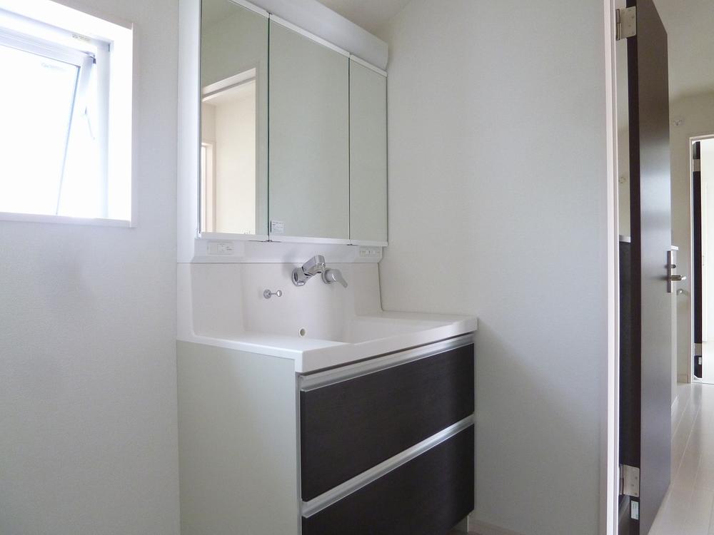 Same specifications photos (Other introspection). Same specifications (vanity)