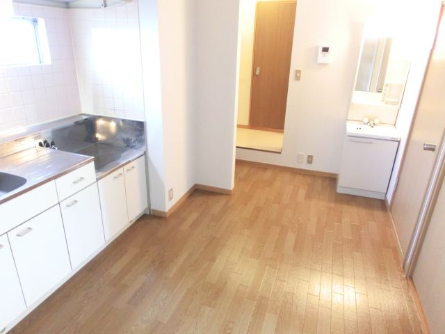 Living and room. Spacious dining ☆