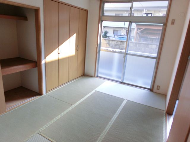 Living and room. It settles down Japanese-style room ☆
