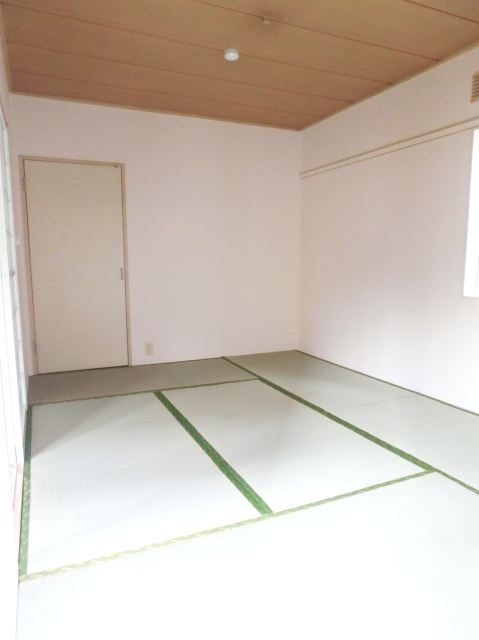 Living and room. ☆ Japanese-style room is a 6-tatami rooms ☆