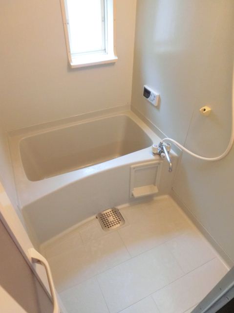 Bath. ☆ Bright bathroom with a window ☆