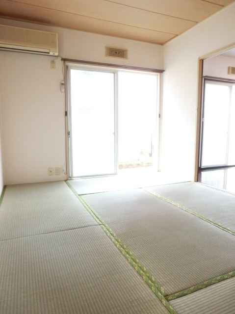 Living and room. ☆ Japanese-style room is a 6-tatami rooms ☆