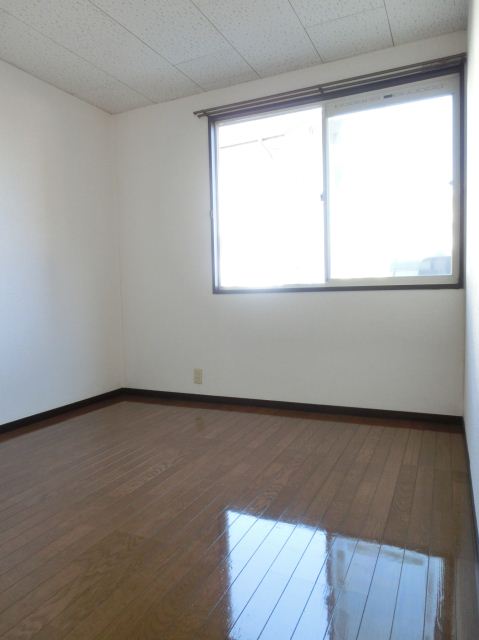 Living and room. ☆ Western-style room is 4.5 tatami rooms ☆