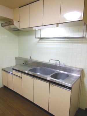 Kitchen.  ☆ Please wields arm with good dishes ☆