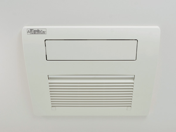 Bathing-wash room.  [Bathroom heating ventilation dryer] In bathroom, Drying ・ Cool breeze ・ heating ・ Standard equipped with a bathroom heating ventilation dryer of ventilation, such as multi-function. It can also be used to dry the laundry on a rainy day.