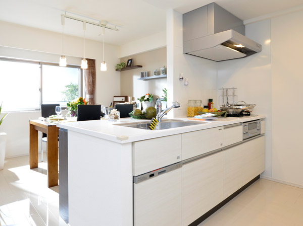 Kitchen.  [Beautiful and functional face-to-face kitchen] An open face-to-face system kitchen was standard equipment. Top counter are spacious also cooking space so wide size of the width of about 2.4m.