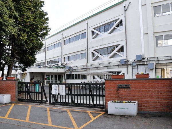 Surrounding environment. Municipal Hino fourth elementary school (about 800m ・ A 10-minute walk)