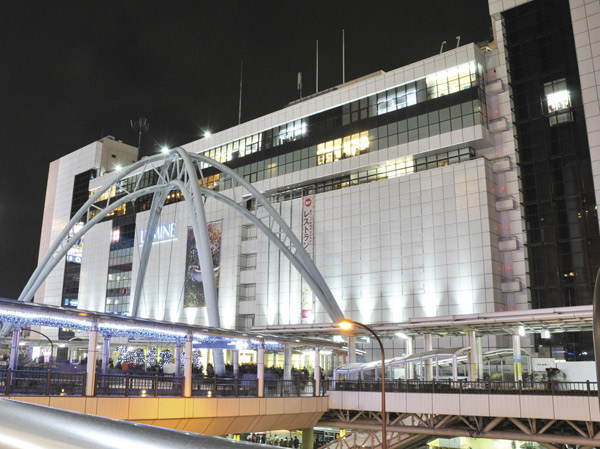 Surrounding environment. Tachikawa Station (about 3800m)