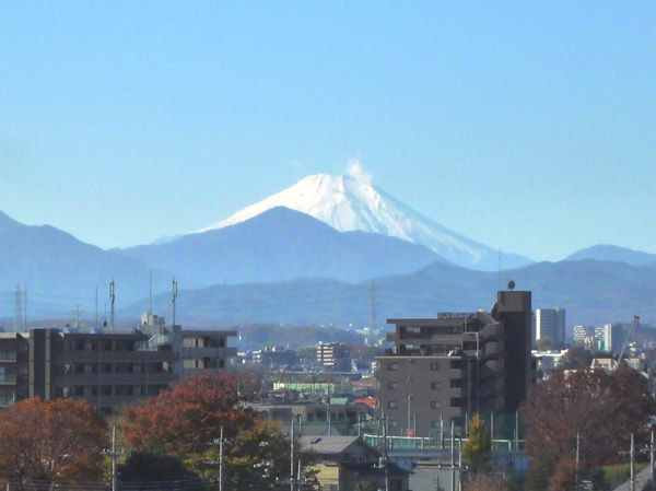 Surrounding environment. Exhilarating view that possess a vista of up to far distant hills. If Kuwaware is this sense of openness in the daily life, Likely family of heart also continue to be nurtured on whether freely To Daira as the firmament. A 2-minute walk Tama city monorail ・ "Manganji" station can be seen in the immediate vicinity.  ※ View photo of the web is, Shooting in November 2013 from the local 7-floor height.