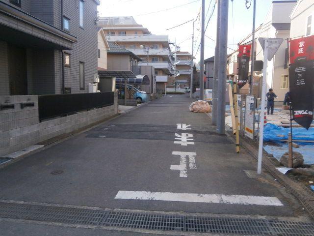 Local photos, including front road. Building 3 ・ 5 Building ・ 6 Building ・ 7 Building 2013 December 24, shooting