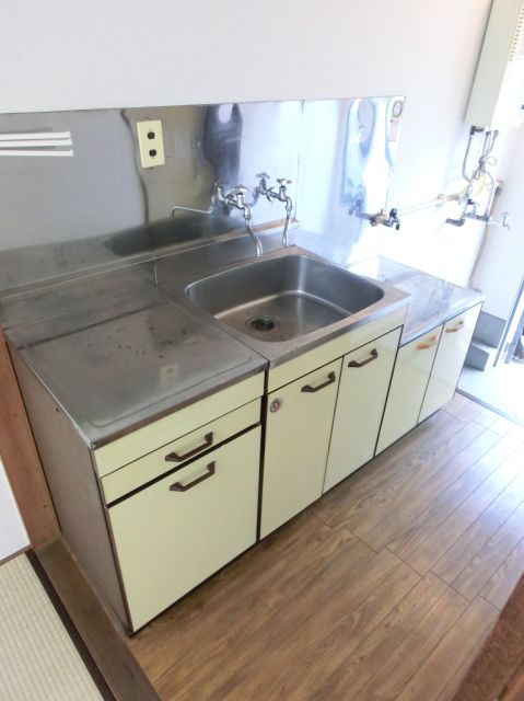 Kitchen. Enter a lot of storage