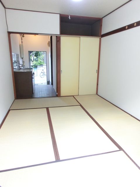 Living and room. Facing south in sunny