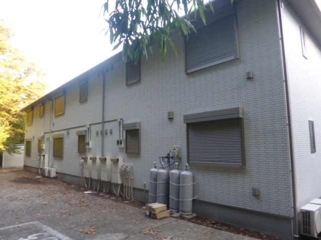 Building appearance. It is a large site