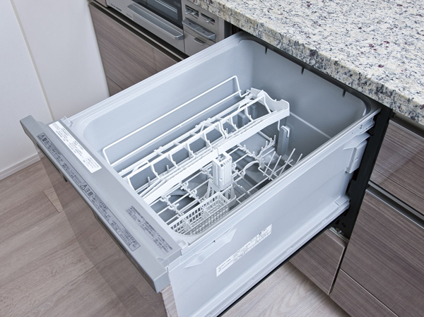 Kitchen.  [Dish washing and drying machine] Built-in type which appearance was neat fit into the system kitchen. Also provided small crockery dedicated corner such as spoons and forks.