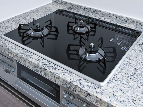 Kitchen.  [Pearl Crystal top stove] Adopted Pearl Crystal top stove double-coated with a hard enamel. In beautiful flat finish, Daily care is easy.