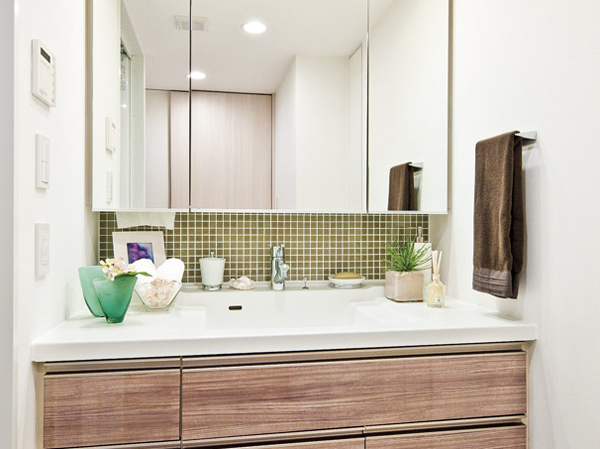 Bathing-wash room.  [Dressing room] Also of a busy morning dressed, To clean after bathing, Comfortable smooth. Out of the way as soon as what you want to use, Dressing room with storage capacity and excellent functionality.