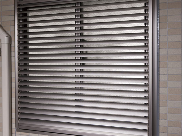 Features of the building.  [Surface lattice (louver type)] You can adjust the brightness of the windows facing the shared hallway, Installing a surface grid of movable louver type. (Same specifications)