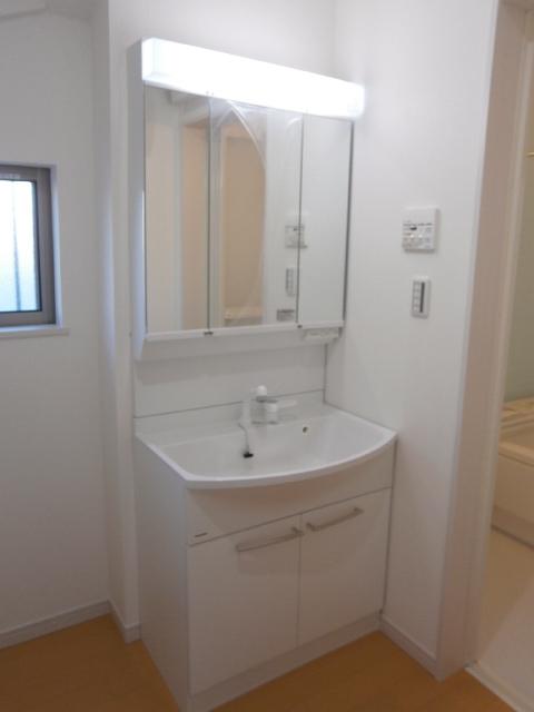 Wash basin, toilet. 1 Building