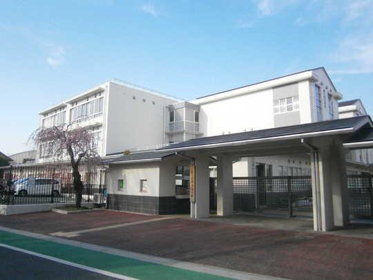 Junior high school. 1700m to the first junior high school first junior high school Walk 22 minutes (about 1700m)