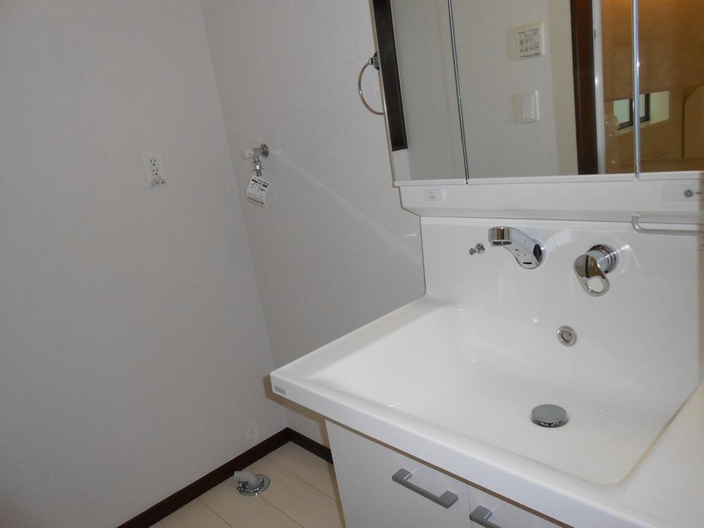 Wash basin, toilet. Indoor (12 May 2013) Shooting 4 Building