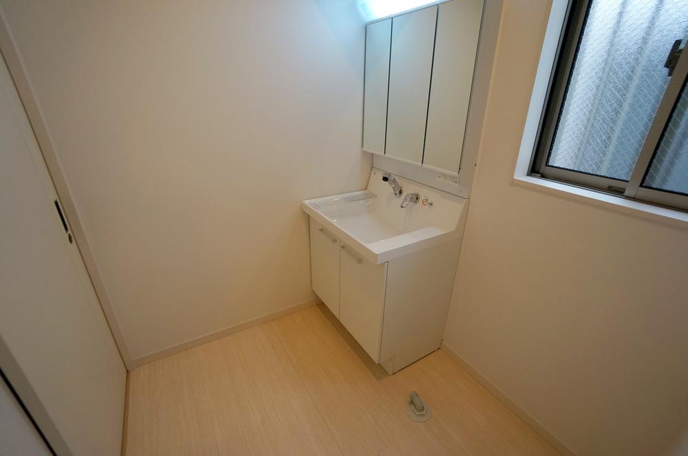 Wash basin, toilet. bathroom