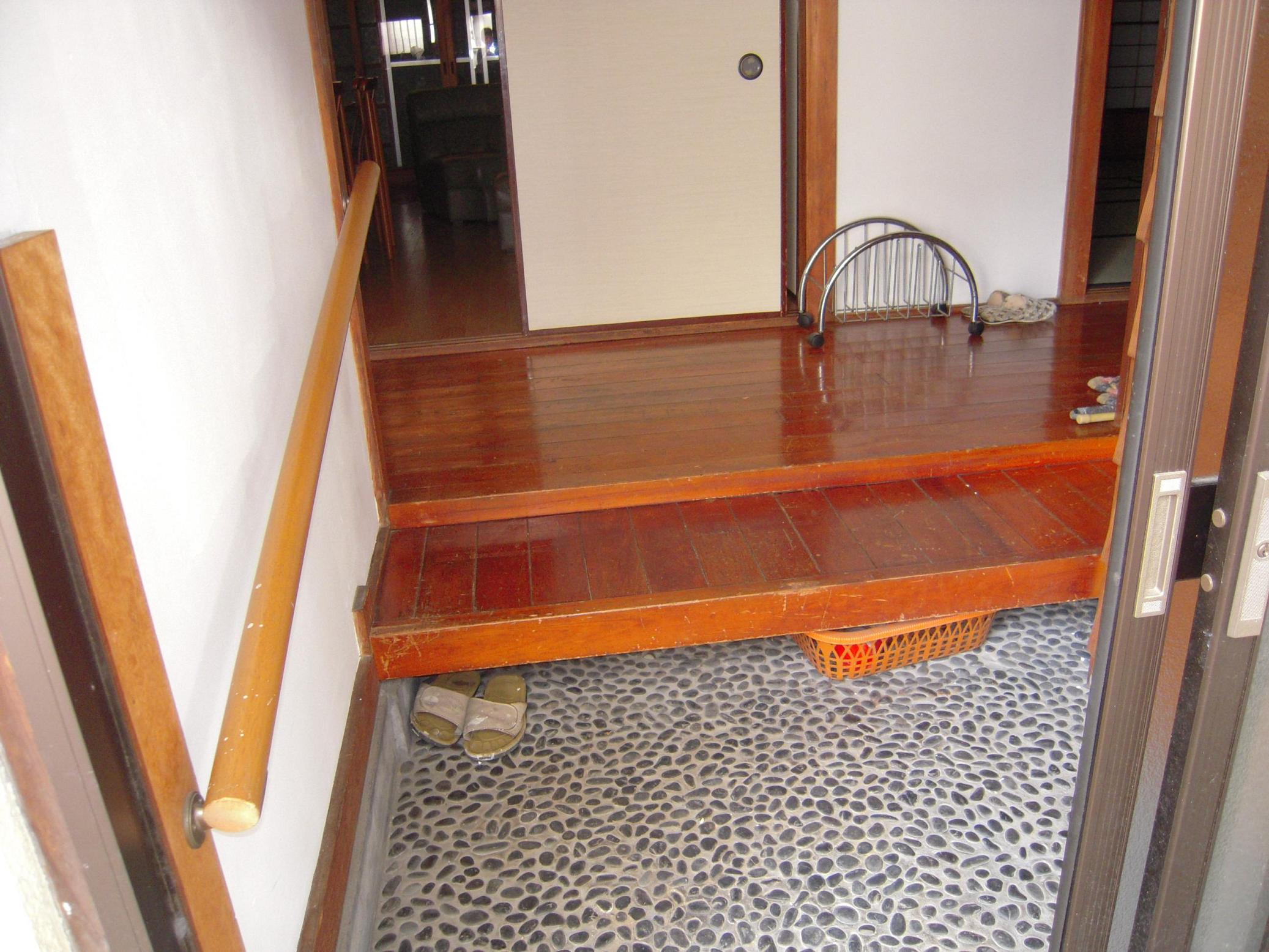 Entrance. There cupboard