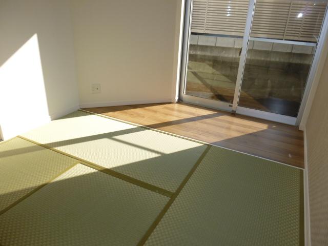 Non-living room. 6 Building