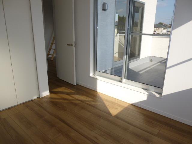 Non-living room. 6 Building