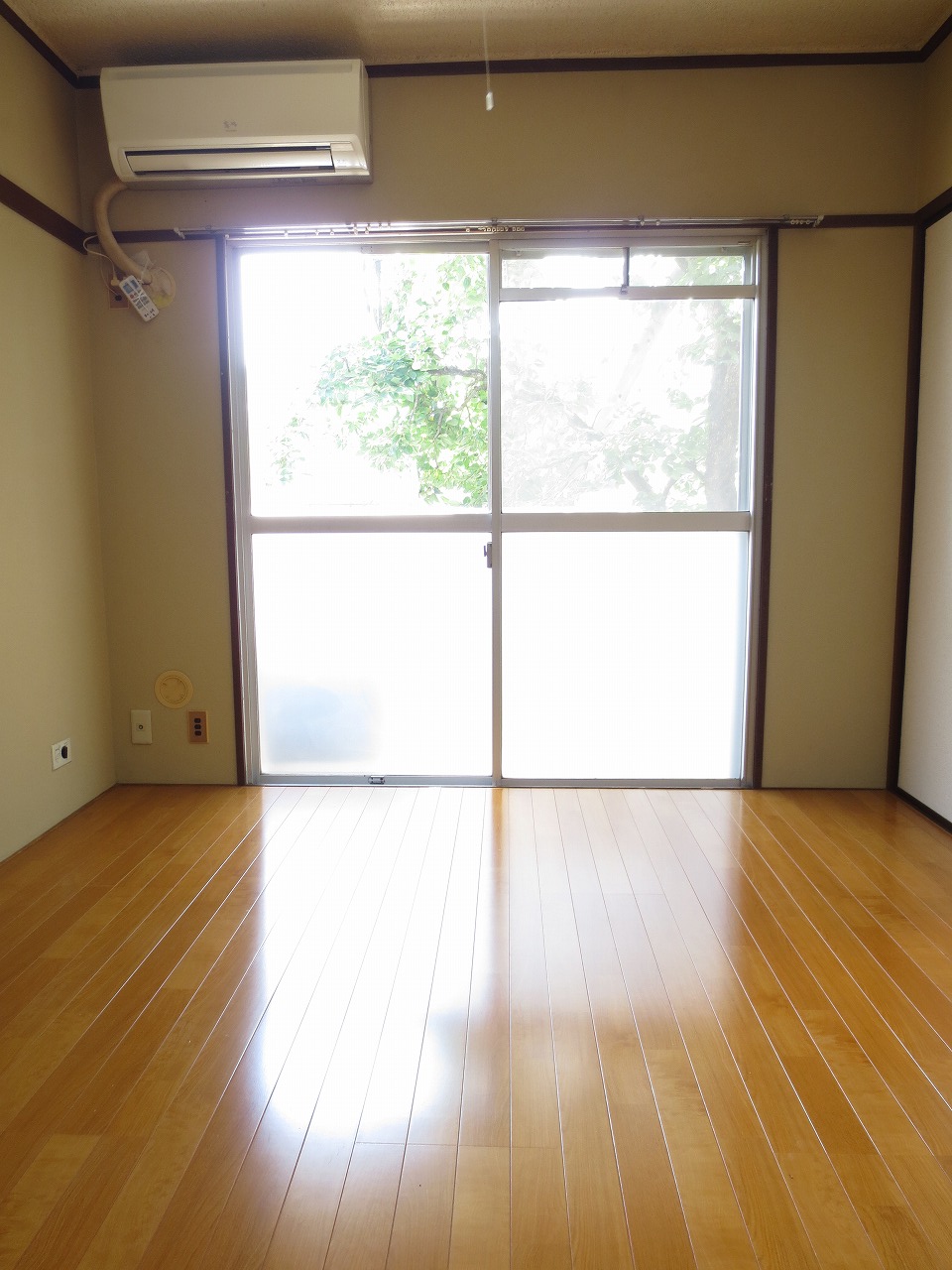 Kitchen. Ease flooring is clean ☆ 
