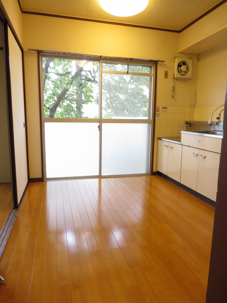 Kitchen. Bright dining space ☆ 