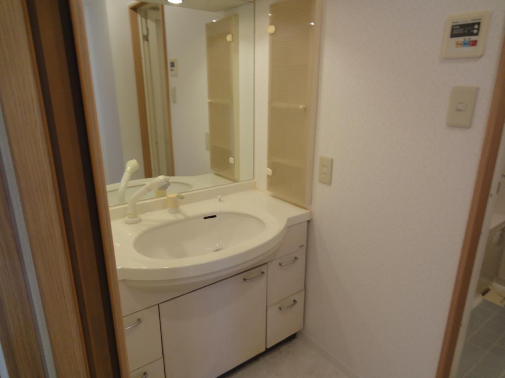 Wash basin, toilet. Indoor (March 2013) Shooting