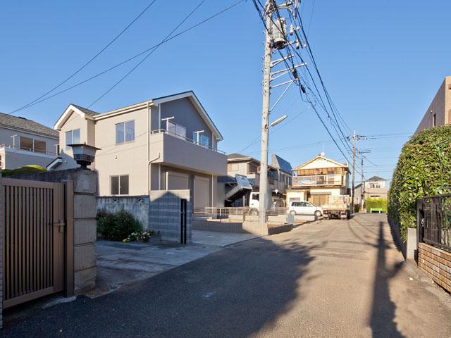 Local photos, including front road. Local (11 May 2013) Shooting