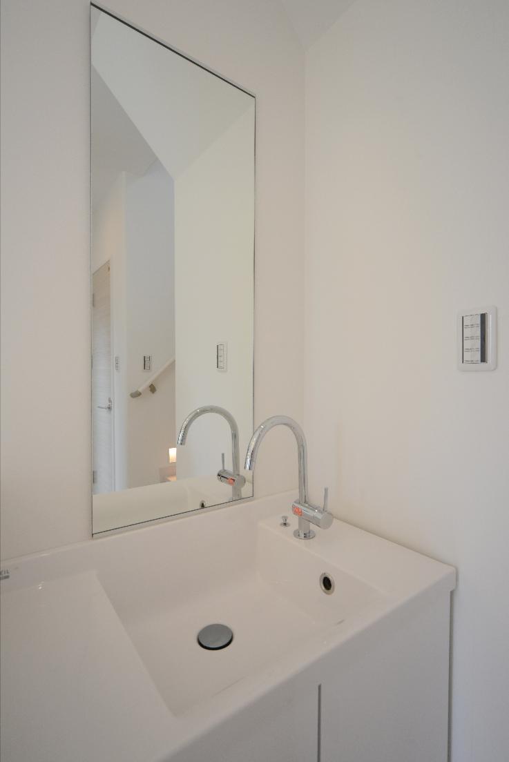 Wash basin, toilet. Example of construction